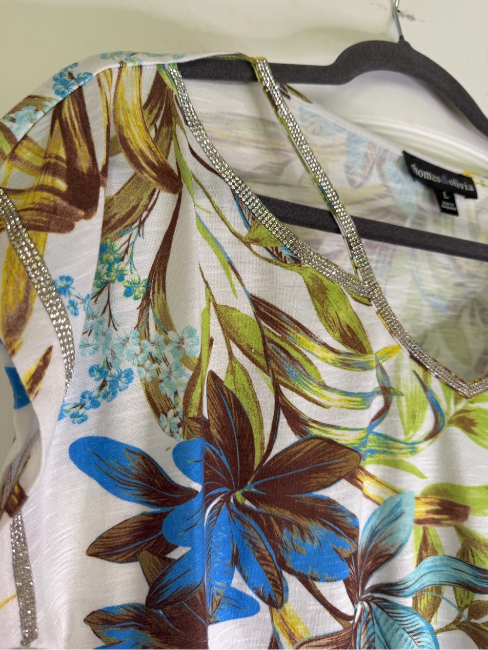 Thomas & Olivia TropicalFloral V-Neck Short Sleeve Tee W/ Rhinestones Size L - Picture 4 of 7